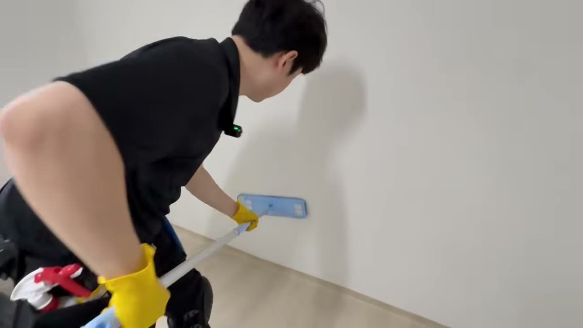 장갑을 끼고 벽면을 닦는 장면